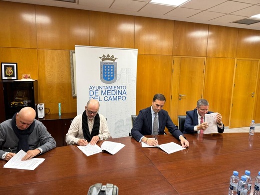 Guzm&aacute;n G&oacute;mez, alcalde de Medina del Campo, junto a Carlos Magdaleno, Confederaci&oacute;n de Empresarios de Valladolid; Ra&uacute;l Garc&iacute;a, Comisiones Obreras ; y Jes&uacute;s Vara, Uni&oacute;n General de Trabajadores // Foto cedida